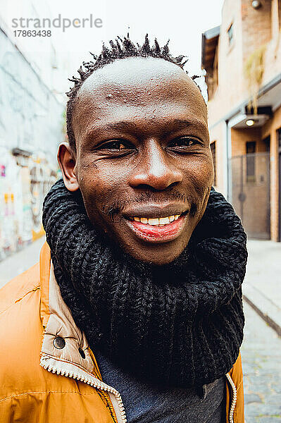 Nahaufnahme eines lächelnden schwarzen Mannes afrikanischer Abstammung