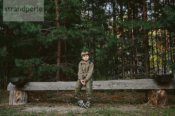 Kind im Wald. Kindheit mit naturliebendem Konzept