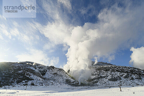 Stimmungsvolle Aussicht auf die Fumarole des Mount Io im Winter  Hokkaido  Japan