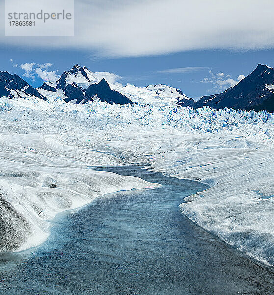 Ein kleiner Fluss fließt den Perito-Moreno-Gletscher hinunter.