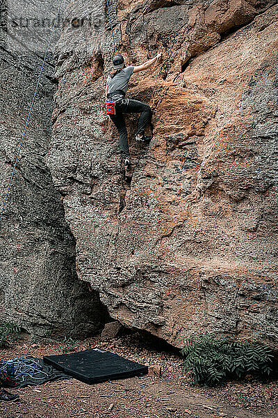 Junger Mann klettert eine Klippe im Lake Mineral Wells State Park