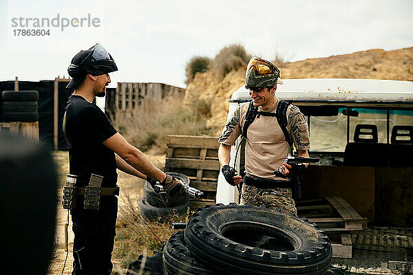 Teamkollegen bereiten sich auf eine Partie Airsoft vor