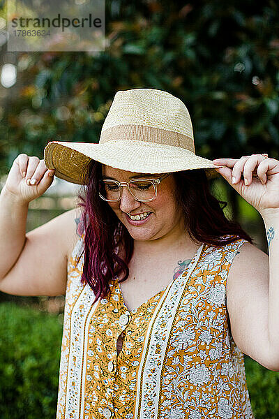 Inklusive Größe: Model trägt Kleid und Hut in San Diego