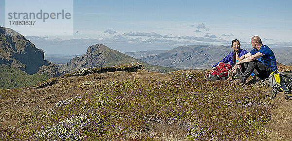 Paar beim Wandern im Thorsmork-Tal in Island