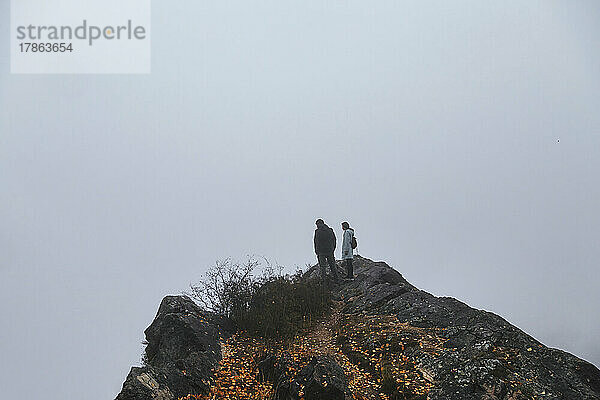 Zwei Wanderer im Bergnebel  Dagestan  Nordkaukasus