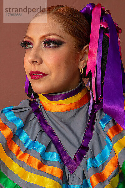 latiMexikanisches Frauenporträt mit Volkskostüm für traditionellen Tanz