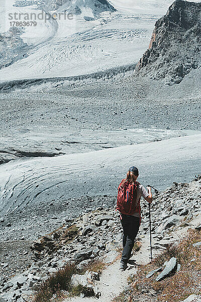 Wanderin wandert auf dem Weg zu Gletschern und Gletscherspalten