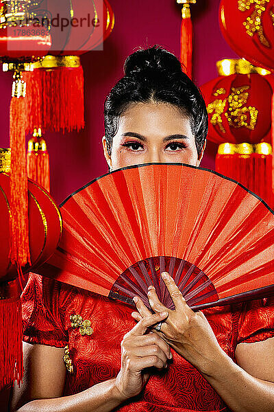 schöne thailändische Frau posiert vor chinesischem Hintergrund