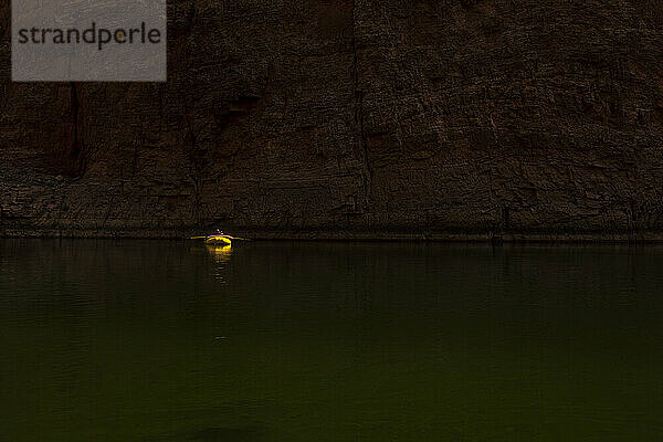 Ein einsames Floß  das einen friedlichen Abschnitt des Colorado River hinuntertreibt