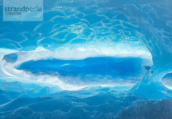 Auf dem Perito-Moreno-Gletscher leuchtet eine kleine Eishöhle.