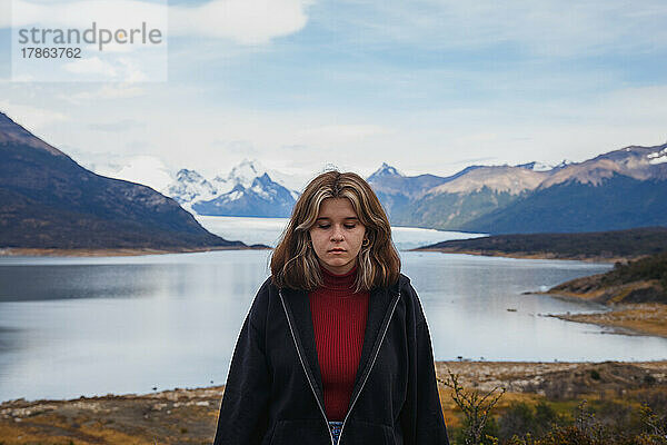 Porträt eines Mädchens mit geschlossenen Augen und Blick auf den argentinischen See