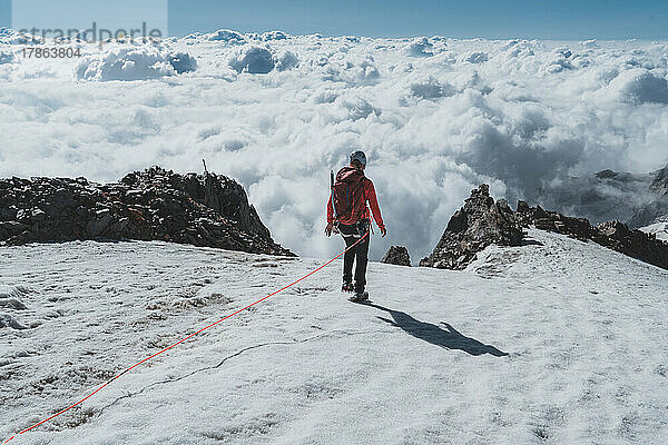 Wanderer auf dem Gletscher beim Abstieg nach erfolgreicher Gipfelbesteigung des Weissmies