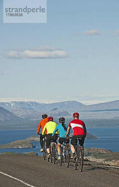 Radfahrer fährt rund um den Thingvallavatn-See in Island