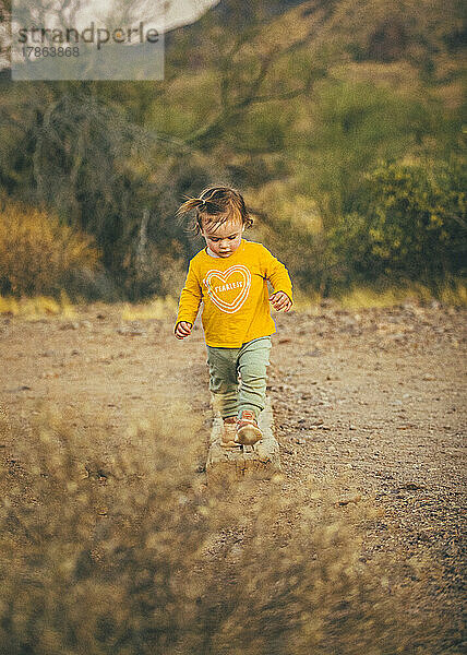 Ein Kind geht im Lost Dutchman State Park spazieren