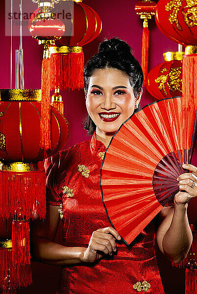 schöne thailändische Frau posiert vor chinesischem Hintergrund