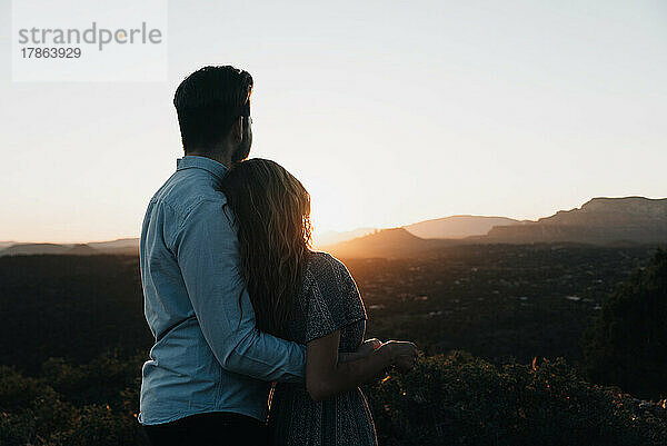 Ein Paar umarmt sich und genießt die Aussicht auf Sedona  Arizona