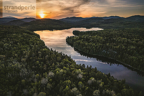 Luftaufnahme eines abgelegenen Bergsees bei Sonnenuntergang tief im Maine Woods