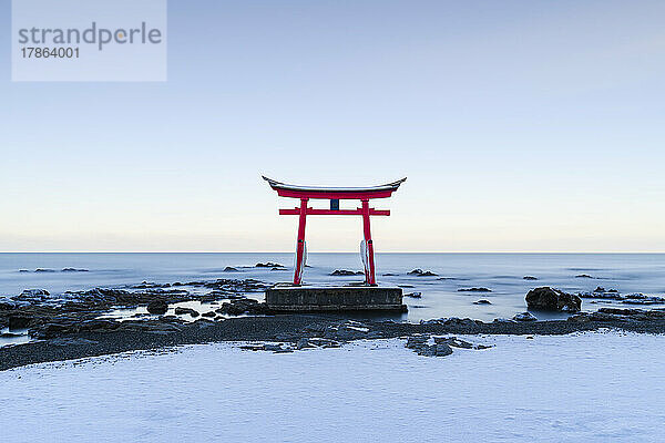 Langzeitbelichtung des Torii-Tors des Konpira-Schreins im Schnee