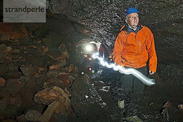 Eine Gruppe von Wissenschaftlern erkundet die Lavahöhle Leidarendi in Island