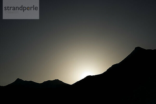 Silhouette eines Berges in Astun  Pyrenäen in Spanien.
