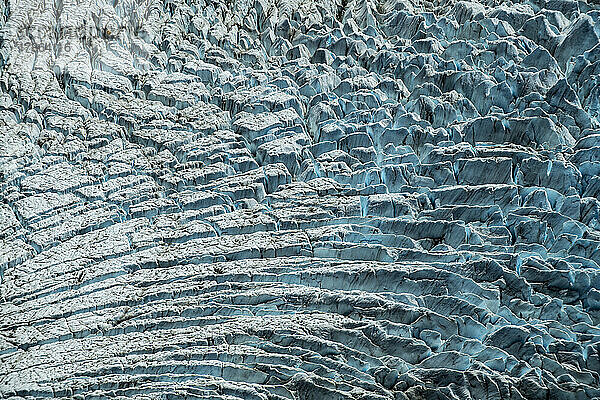 Ein Labyrinth aus Schluchten in einem patagonischen Gletscher.