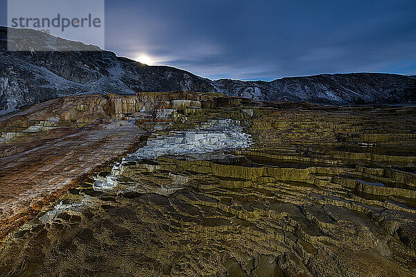 Ein Vollmond geht über Mammoth Hot Springs im Yellowstone-Nationalpark auf