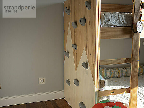 Montessori-Kinderzimmer mit Etagenbett und Kletterwand