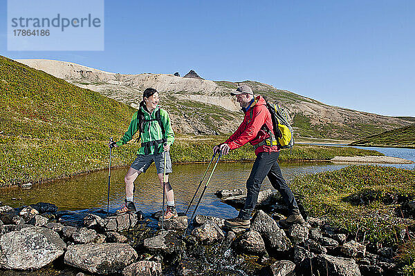 Paar beim Wandern in den abgelegenen Ostfjorden Islands