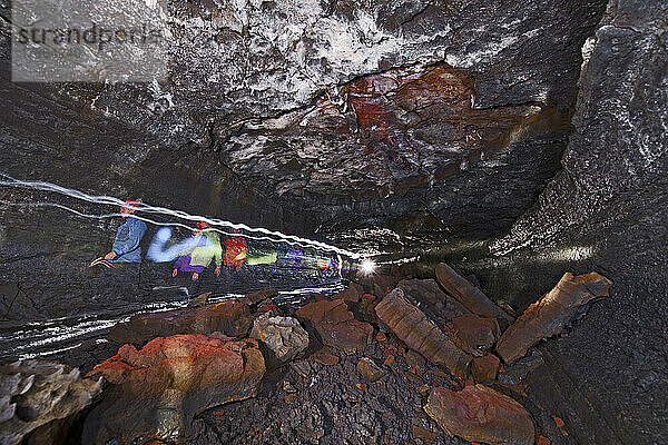 Eine Gruppe von Wissenschaftlern erkundet die Lavahöhle Leidarendi in Island