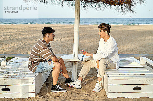 Intimer Moment zwischen zwei Männern am Strand