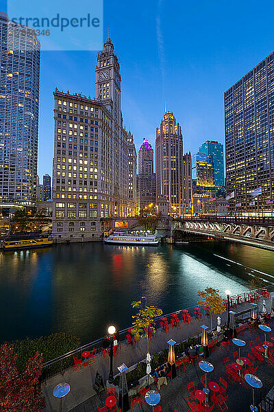 Blick auf die Innenstadt von Chicago über den Fluss.