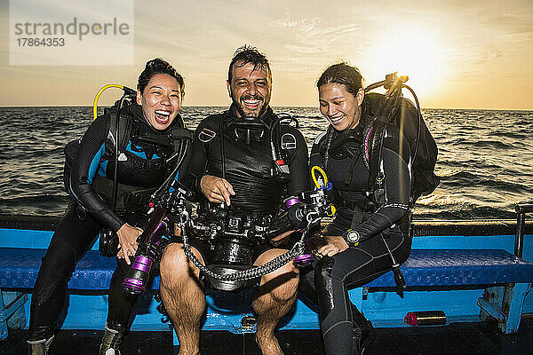 Freunde überprüfen Bilder mit einer Unterwasserkamera am Tubbataha-Riff