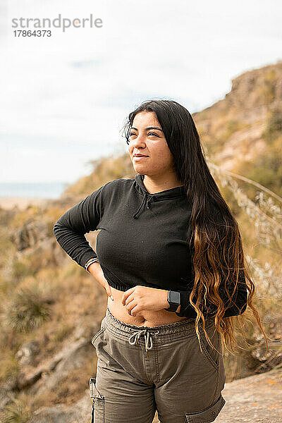Porträt einer lateinamerikanischen Frau  die während des Trekking-Tages Spaß hat