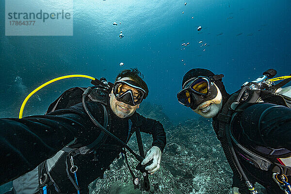 Paar macht ein Selfie unter Wasser an der Andamanensee in Thailand