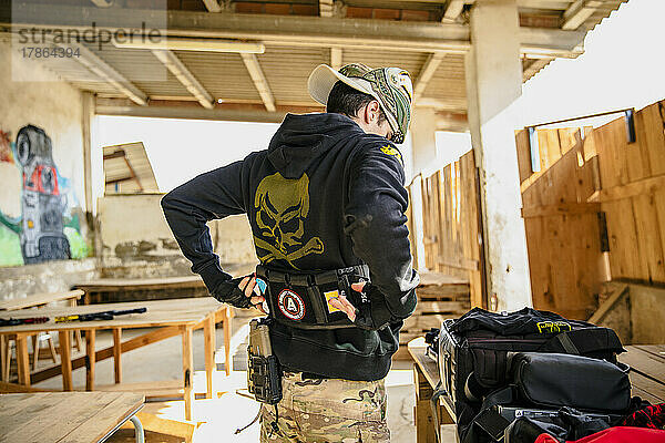 Airsoft-Soldat bereitet sich auf dem Trainingsgelände auf den Kampf vor