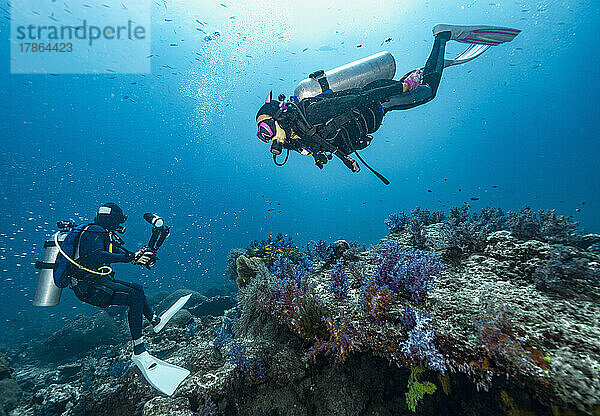 Fotograf fotografiert Modell unter Wasser