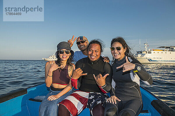 Freunde auf einer Bootsfahrt am Tubbataha-Riff