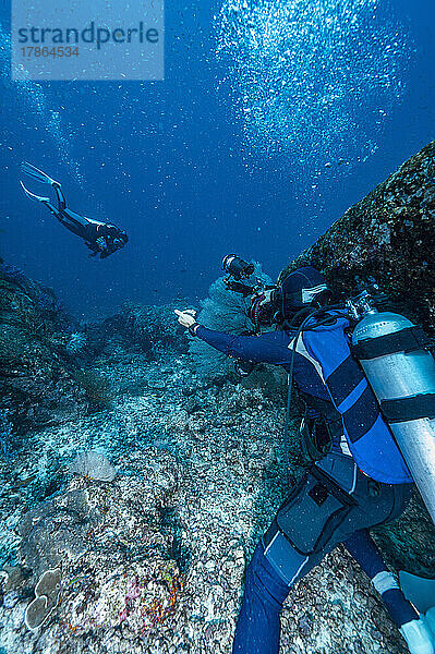 Fotograf fotografiert Modell unter Wasser