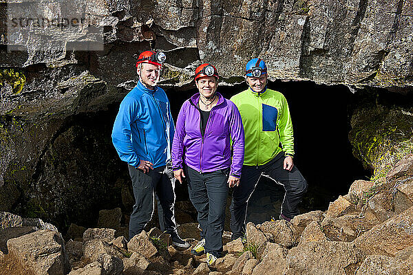 Wissenschaftler am Eingang der Lavahöhle Leidarendi in Island