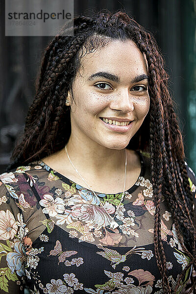 Porträt einer jungen kubanischen Frau mit lächelnden Sommersprossen
