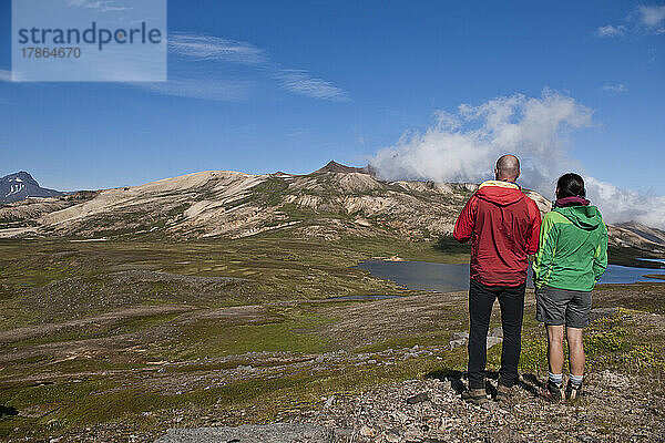 Paar beim Wandern in den abgelegenen Ostfjorden Islands