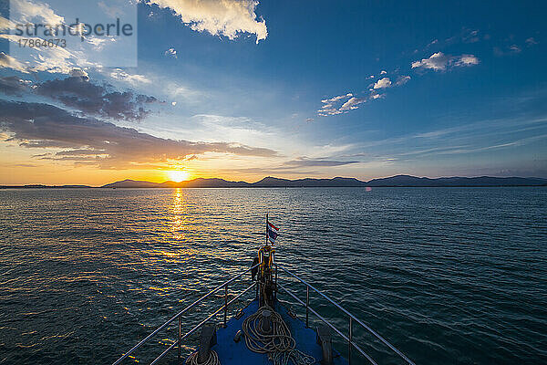 Bug eines Tauchschiffes auf dem Weg in den Sonnenuntergang in Phuket