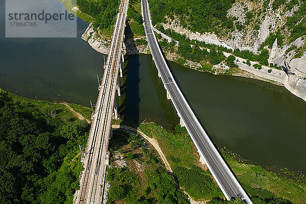 Luftaufnahme von zwei Brücken über einen Fluss