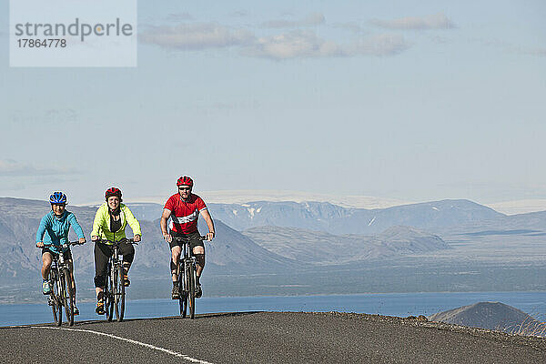 Radfahrer fährt rund um den Thingvallavatn-See in Island