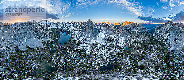 Wunderschöne alpine Aussicht auf den Alice Lake in den Sawtooth Mountains