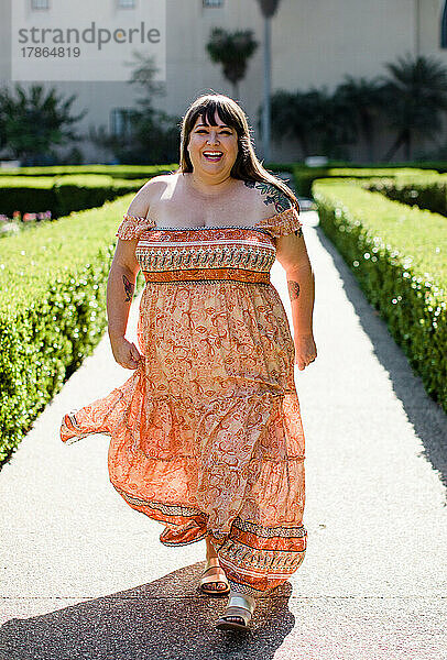 Plus-Size-Model trägt schulterfreies Kleid in San Diego