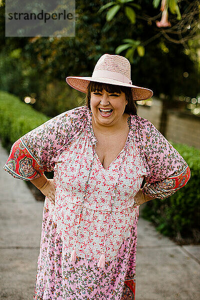 Plus-Size-Frau modelliert Kleid und Hut in San Diego