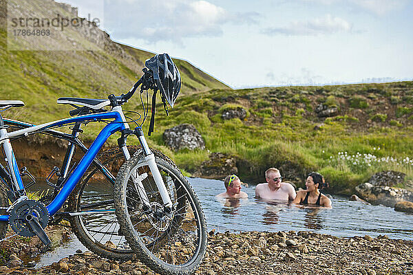 Biker beim Baden in Reykjadalur