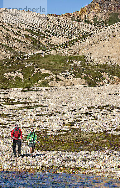 Paar beim Wandern in den abgelegenen Ostfjorden Islands