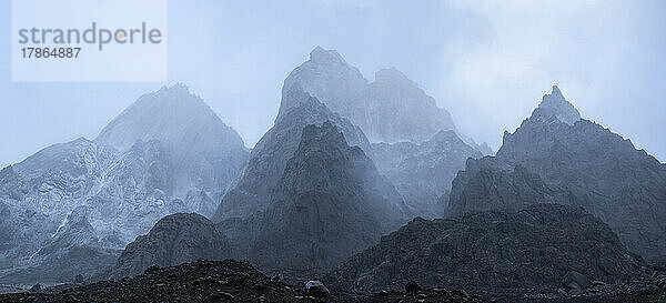 Die Rückseite des Fitzroy-Massivs  riesige Berge und der Winter